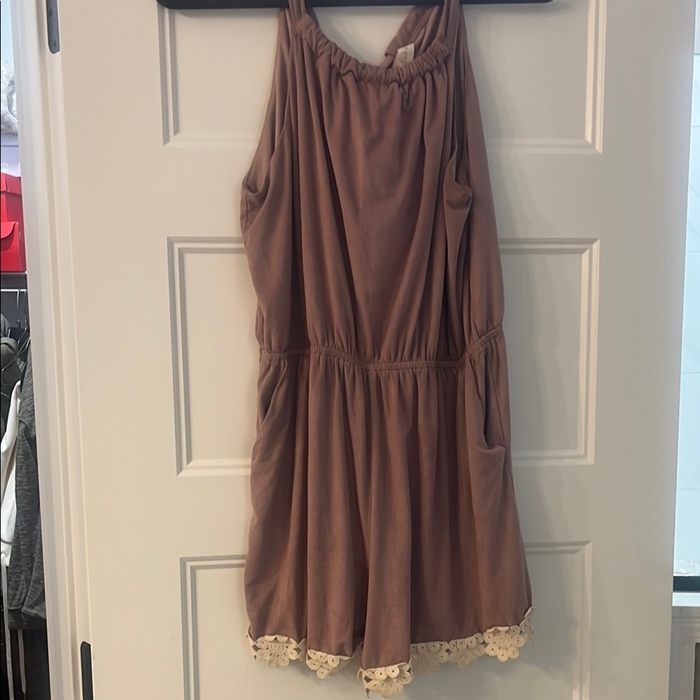 Sleeveless romper with Lace Trim